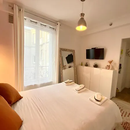 Le Voltaire - Center *